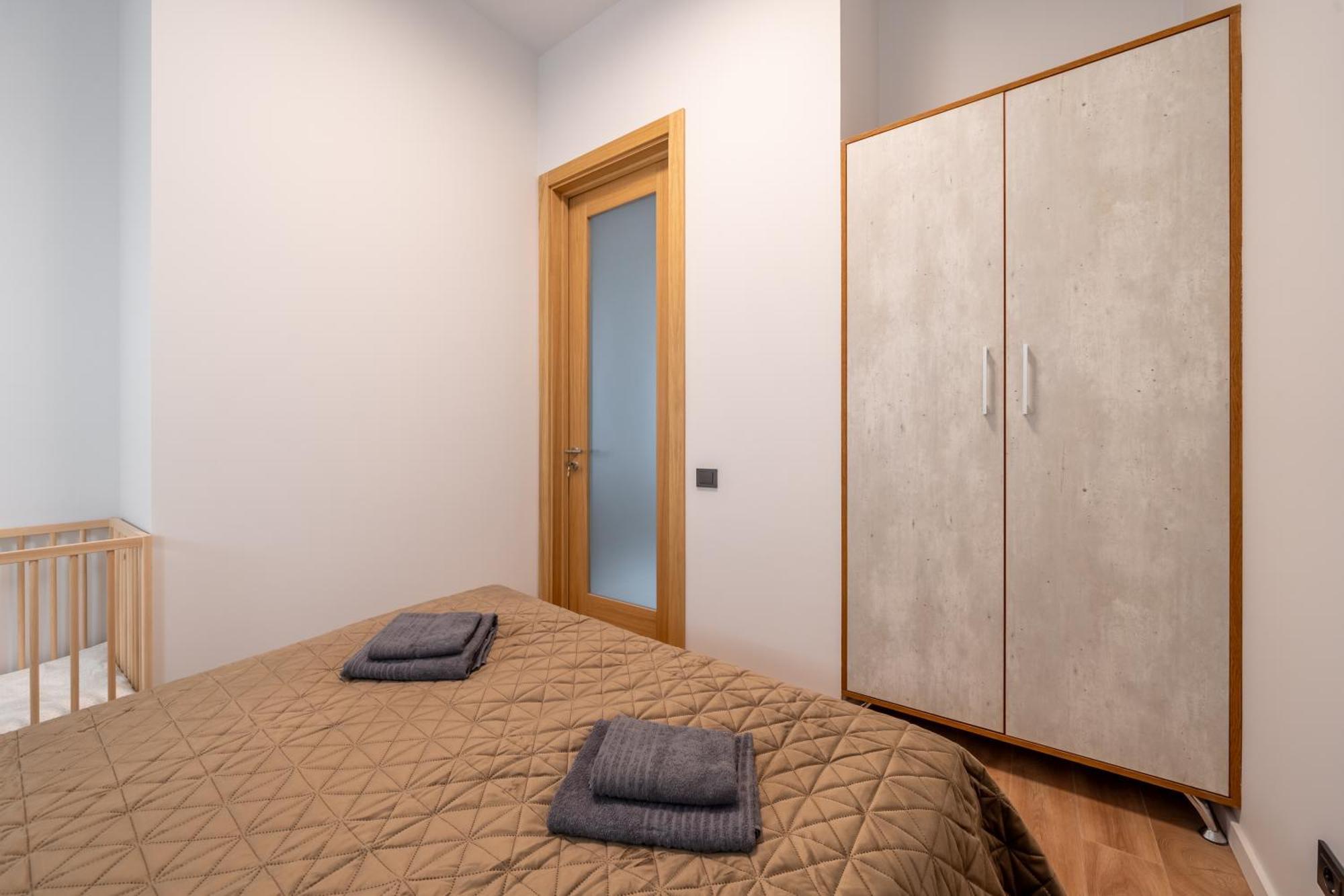 Stylish Family 1 Bedroom With Working Desk By Park And Restaurants *