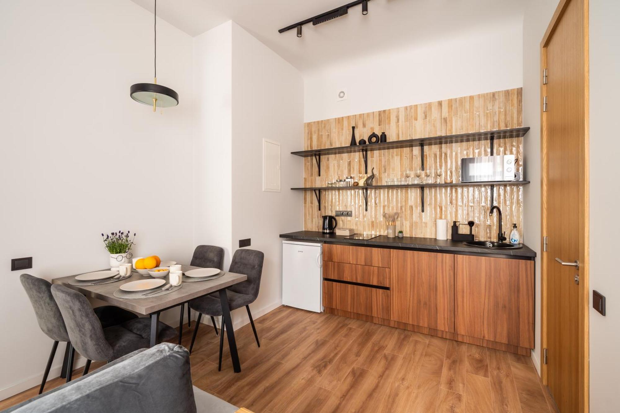 Stylish Family 1 Bedroom With Working Desk By Park And Restaurants *