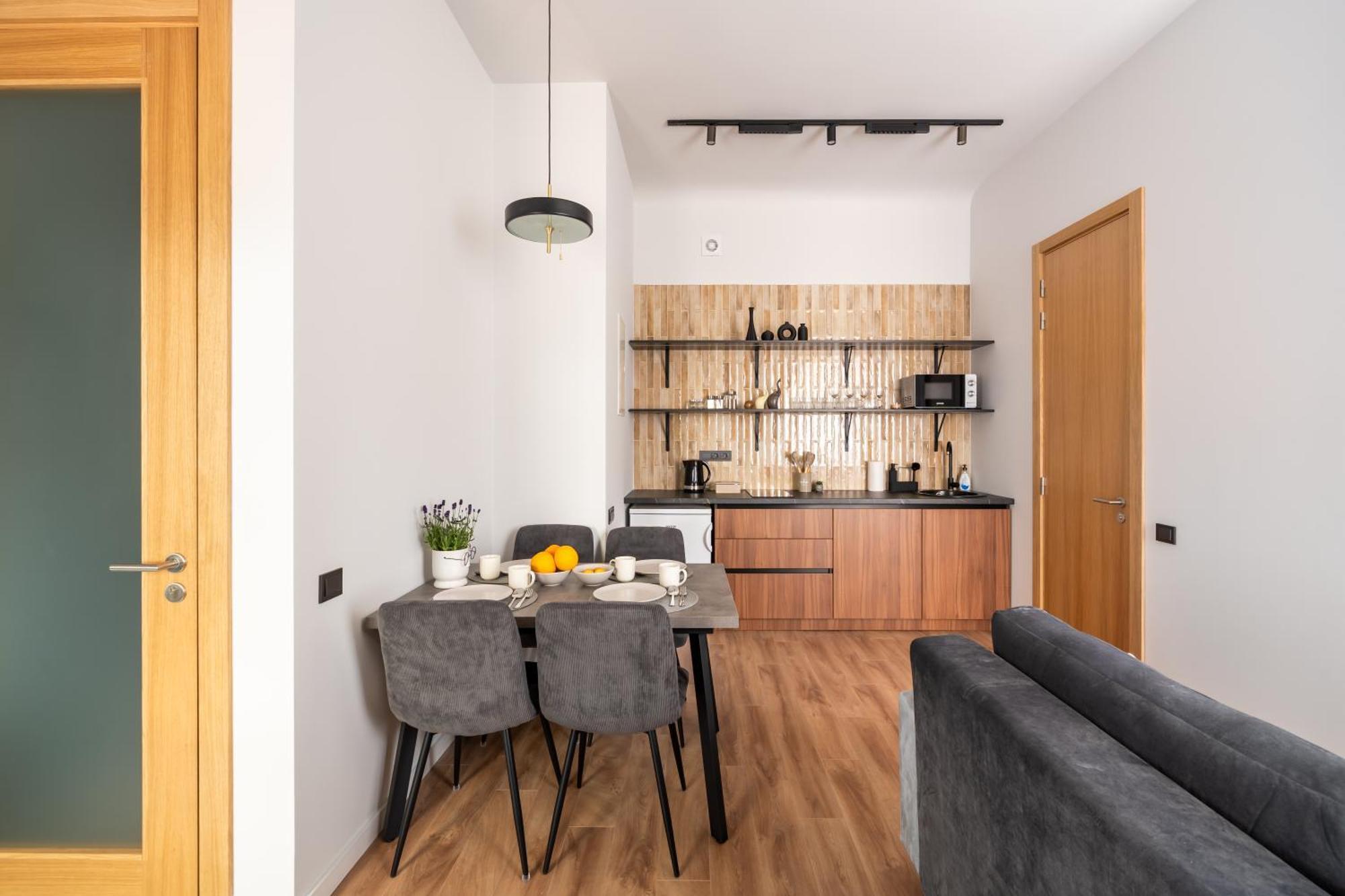 Stylish Family 1 Bedroom With Working Desk By Park And Restaurants